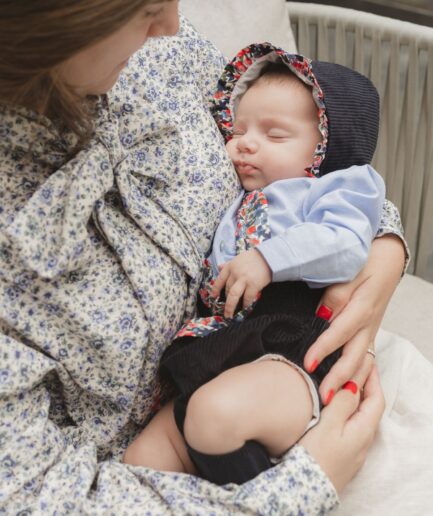 Capota pana azul y flores rojas